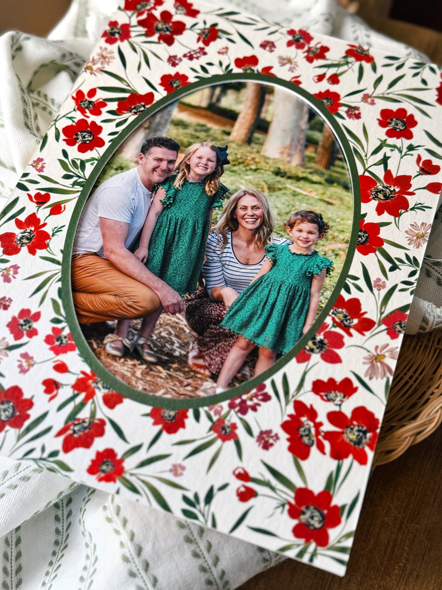 Scarlet Reverie Photo Mount - picture frame passepartout - oval aperture - Coeur et Maman