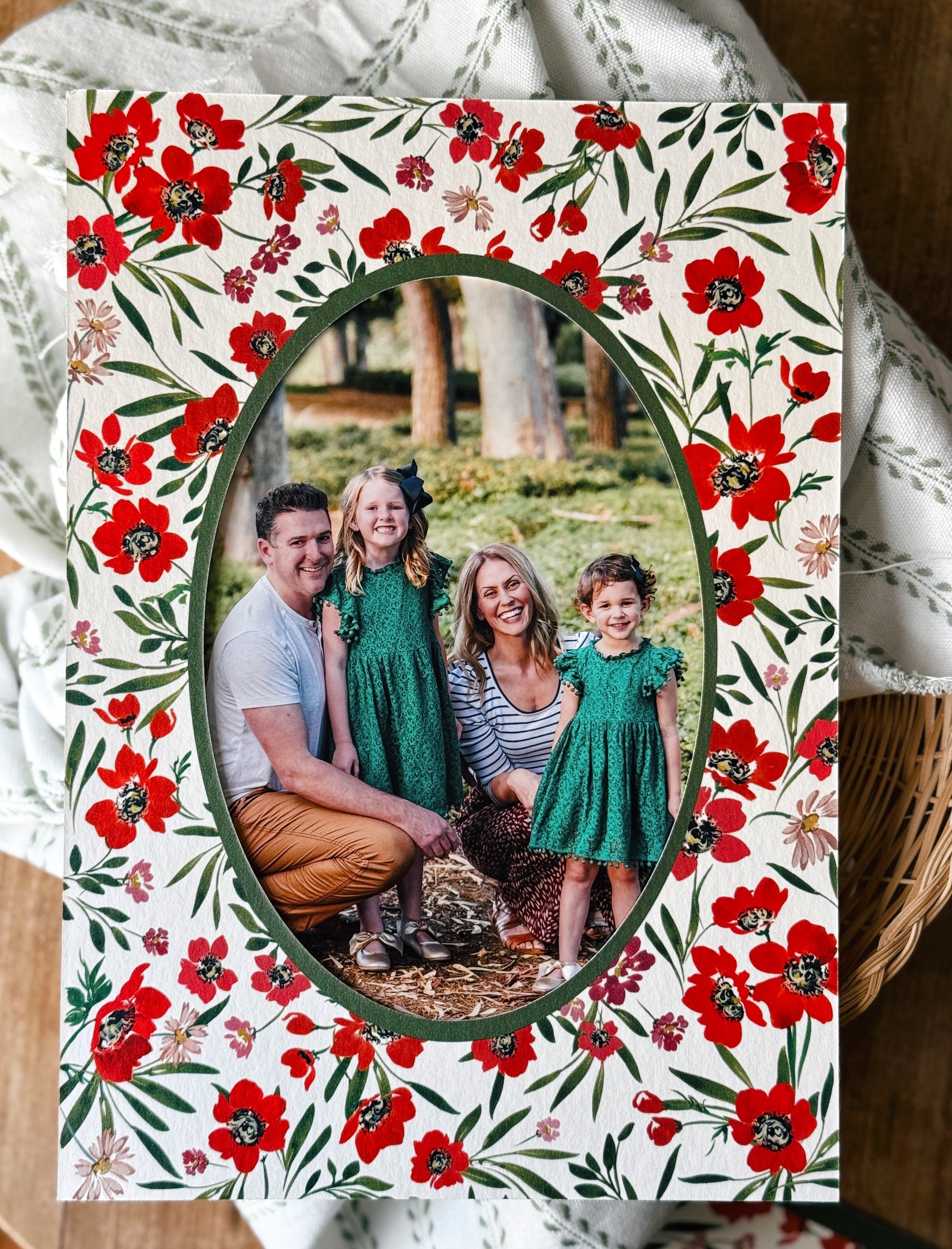 Scarlet Reverie Photo Mount - picture frame passepartout - oval aperture - Coeur et Maman