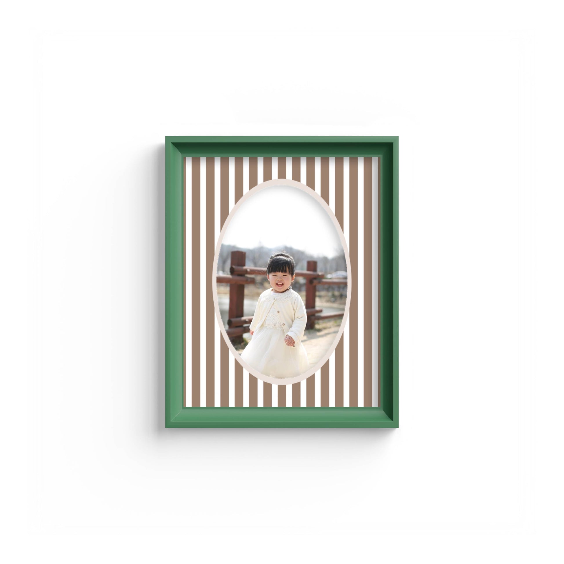 Medium Stripes Photo Mount - picture frame passepartout - oval aperture - Coeur et Maman