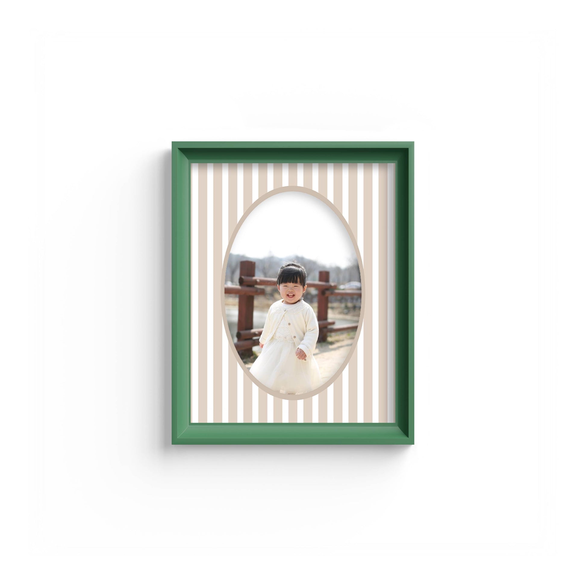 Medium Stripes Photo Mount - picture frame passepartout - oval aperture - Coeur et Maman