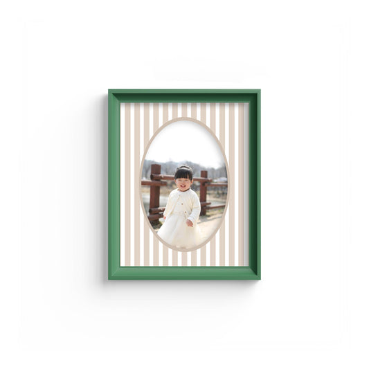 Medium Stripes Photo Mount - picture frame passepartout - oval aperture - Coeur et Maman
